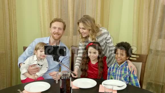 幸福的家庭自拍视频的预览图
