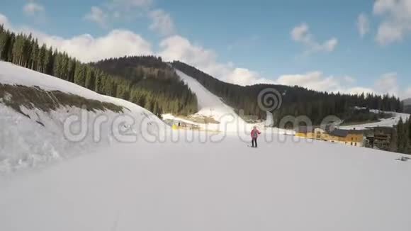 滑雪者在斜坡上滑雪视频的预览图