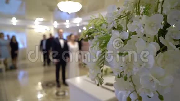 在室内举行婚礼新郎新娘视频的预览图