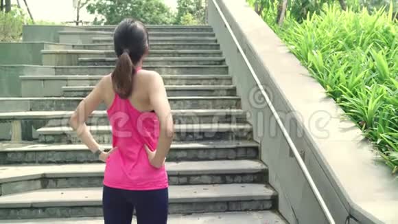 健康美丽的年轻亚洲运动员妇女穿着运动服装腿暖和伸展手臂准备跑步视频的预览图