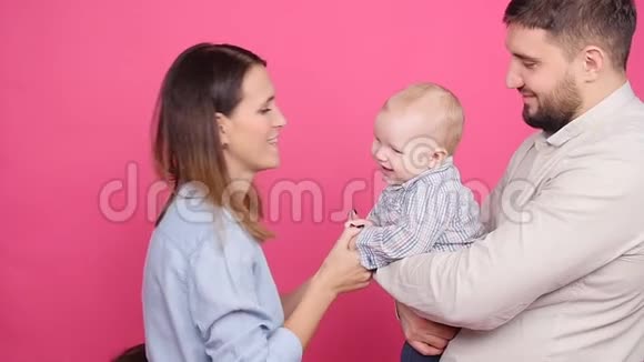 有着粉色背景的小儿子的幸福家庭视频的预览图