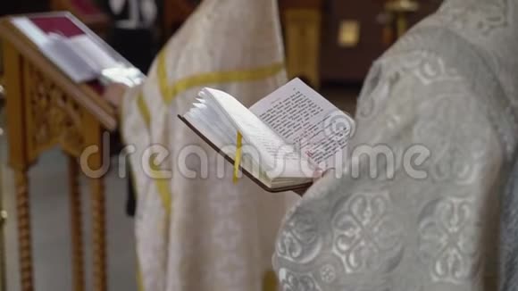 神父在教堂祈祷基督教仪式视频的预览图
