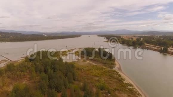 哥伦比亚河航空视频的预览图