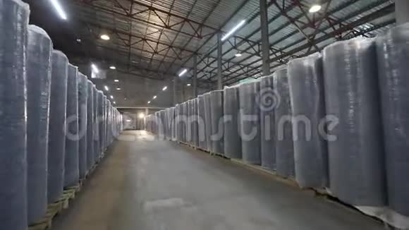 大型现代化仓库工厂仓库聚酯库存漂亮明亮的仓库视频的预览图