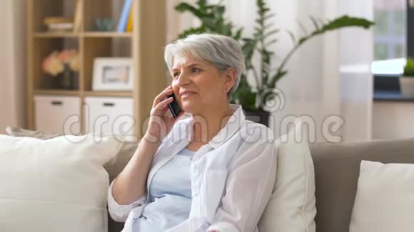 在家打电话给智能手机的老妇人视频的预览图