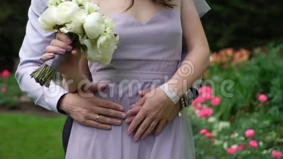 新婚夫妇拥抱新郎新娘拥抱视频的预览图