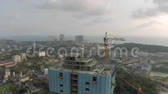 柬埔寨西哈努克市建筑起重机和建筑工程视频的预览图