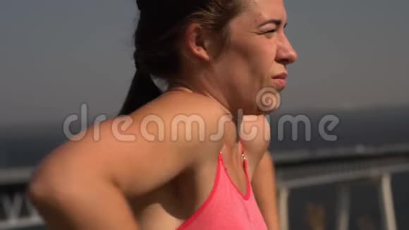 健身女性在夏日阳光下健身视频的预览图