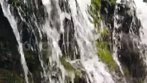 小山瀑布慢运动山涧倒在石头底下视频的预览图