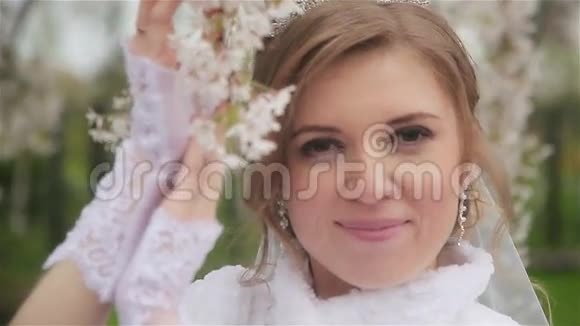 穿着婚纱摆姿势的漂亮新娘视频的预览图