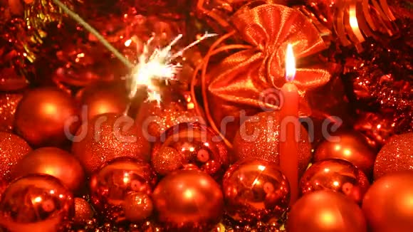 红球与其他圣诞球如假日装饰白色视频的预览图