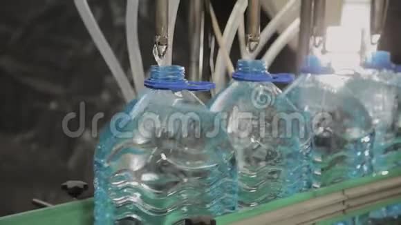 生产线的饮用水和碳酸饮料过程中灌装瓶装水输送机视频的预览图