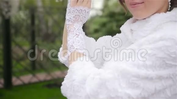 穿着婚纱摆姿势的漂亮新娘视频的预览图