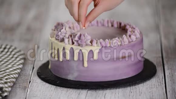 年轻女子在厨房装饰美味的蛋糕视频的预览图