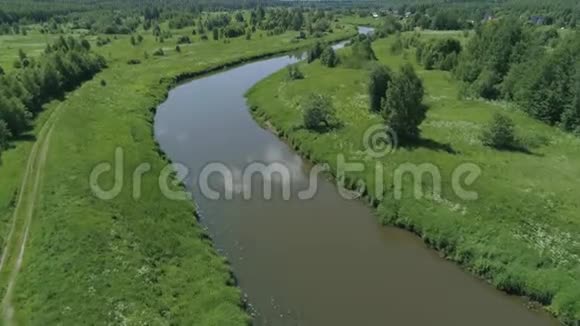 有河流和树木的景观视频的预览图