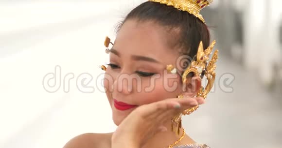 穿着泰国传统服装跳舞的亚洲美女视频的预览图