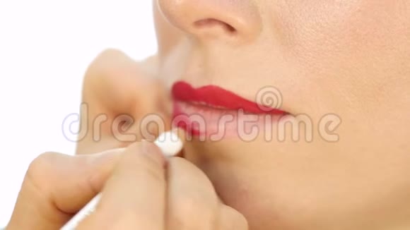 专业化妆师在模特嘴唇上应用轮廓时尚界化妆品视频的预览图