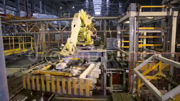 工业机器人机器人手臂装配产品在现代工厂视频的预览图