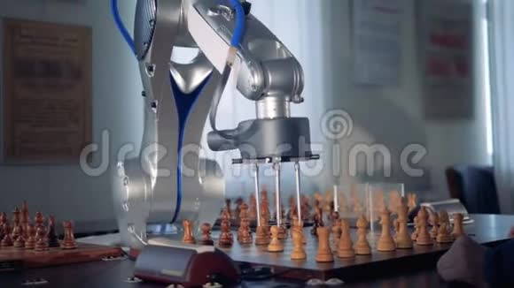 机器人手下棋4K视频的预览图
