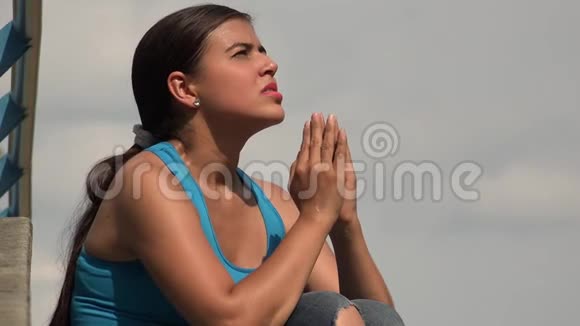 年轻的女性祈祷视频的预览图