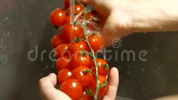 男性洗手番茄视频的预览图