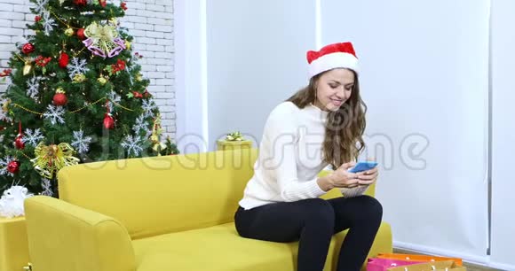 高加索女人坐在沙发上视频的预览图