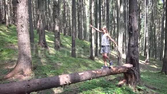 森林里的孩子散步树木孩子玩野营冒险女孩户外木头视频的预览图
