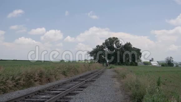 蒸汽火车沿着阿米什的乡村膨胀视频的预览图