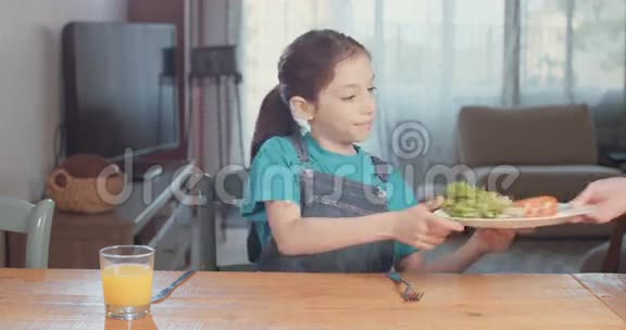 小女孩吃蔬菜视频的预览图