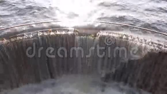 水溅在湖坝上视频的预览图