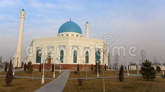 塔什干美丽的白色小清真寺视频的预览图