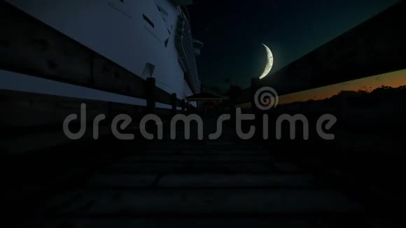 游轮等待乘客上船日出满月视频的预览图