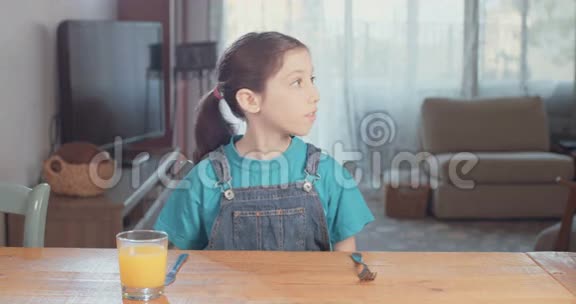 小女孩吃蔬菜视频的预览图