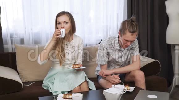 夫妻俩坐在家里的沙发上喝着白茶视频的预览图