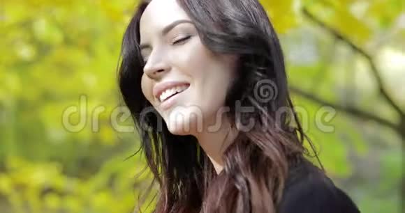 秋天公园的快乐女人视频的预览图