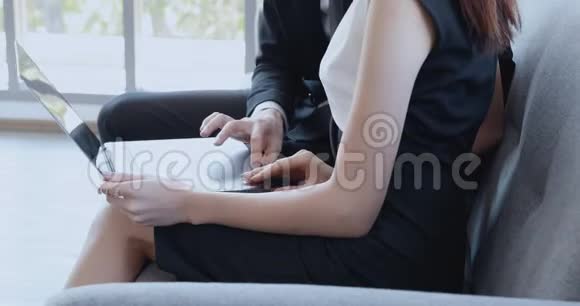 亚洲商人在办公室里使用笔记本电脑视频的预览图