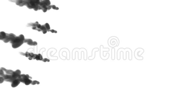 大量的流动乌云或烟雾墨水注入是孤立的白色在缓慢的运动空气中的黑烟视频的预览图