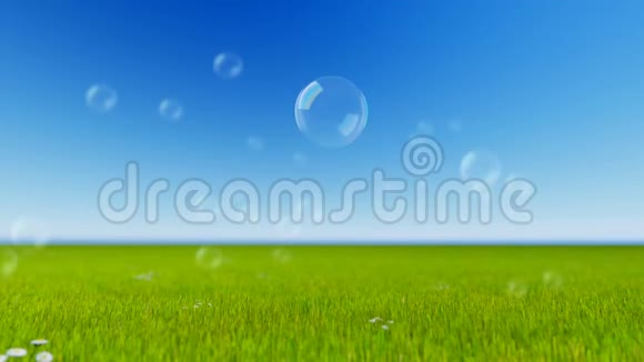 彩色肥皂泡在绿色草地上飞舞视频的预览图