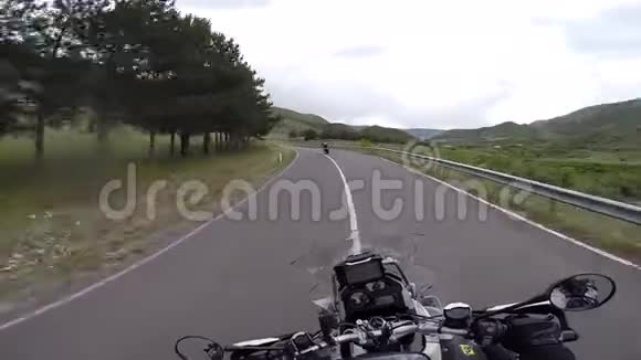 山地高原上的摩托车旅行者视频的预览图