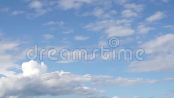 美丽的白云在天空中移动视频的预览图