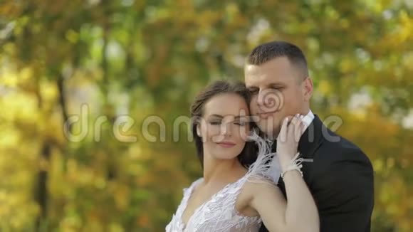 新婚夫妇可爱的新郎和新娘家庭幸福恋爱中的男人和女人结婚纪念日慢动作视频的预览图