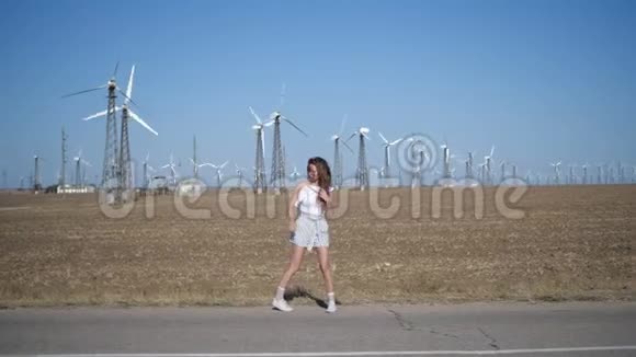 一位年轻女子正走在田野上视频的预览图