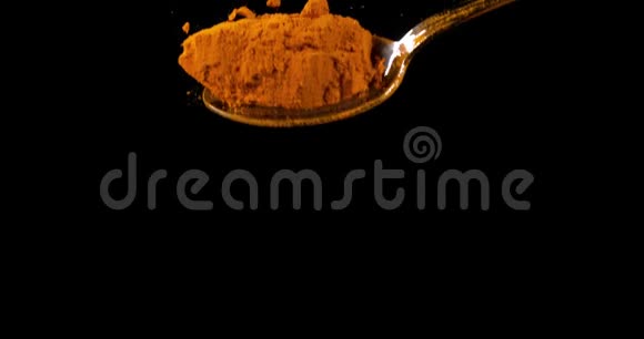 姜黄姜黄黑色背景下的粉末印度香料慢动作视频的预览图