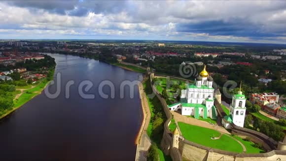 普斯科夫克里姆林宫三一大教堂的鸟瞰图视频的预览图