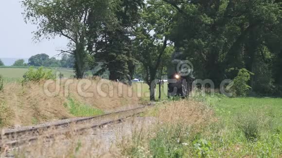 蒸汽火车沿着阿米什的乡村膨胀视频的预览图