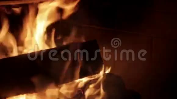 壁炉里燃烧着的木头视频的预览图