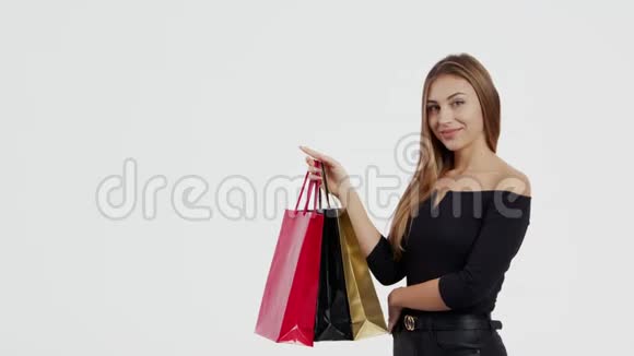 女人拿着购物袋视频的预览图