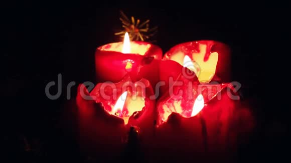 四个红色燃烧的冒险蜡烛和装饰圣诞节背景视频的预览图
