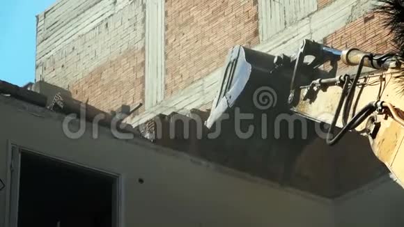 用推土机机械臂摧毁旧房子视频的预览图