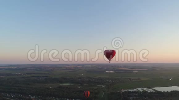 热气球形状的心脏天空视频的预览图